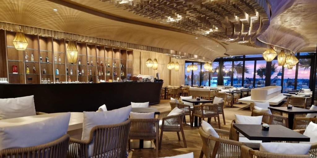 Nightlife & Lounge